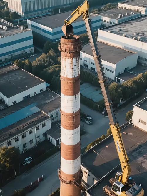 工业大场面 巨型吊车对工厂烟囱实施拆除作业