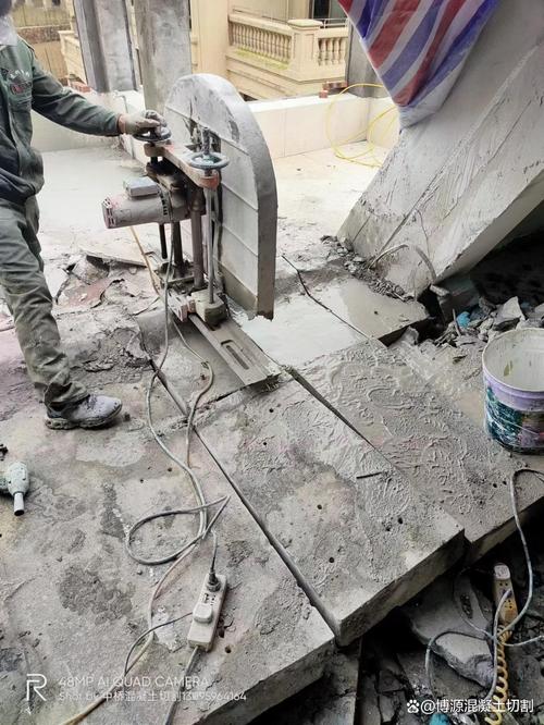 秦皇岛塔吊基础切割拆除作业进行中 建筑物拆除领域的专业技术与实践